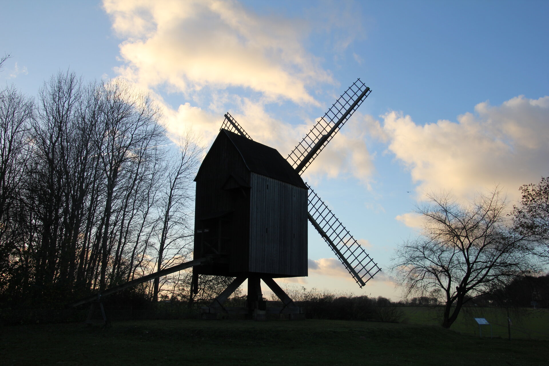 Die hölzerne Kaisergarten-Bockwindmühle in Suhlendorf im Gegenlicht