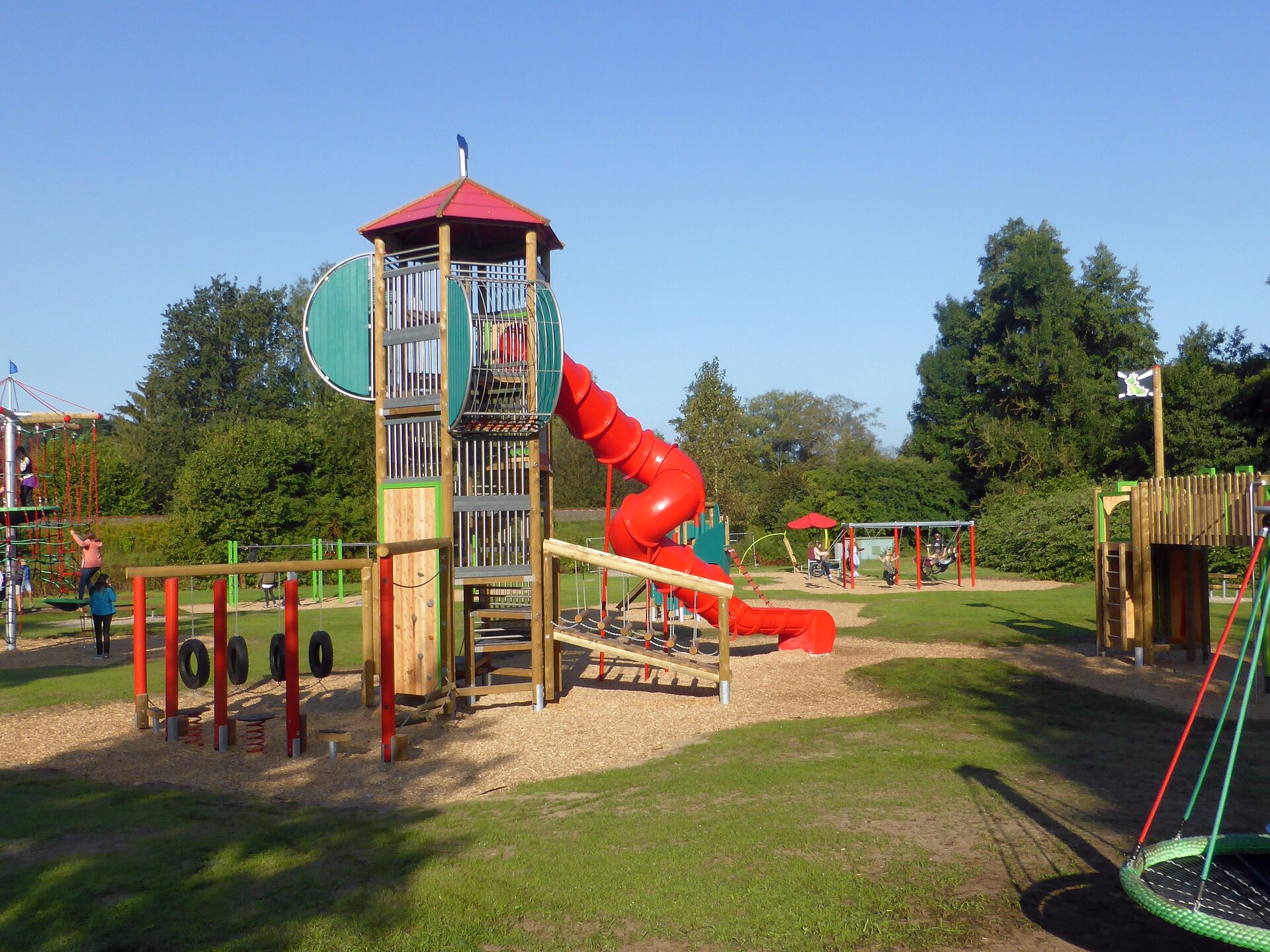 Großer Kletterturm mit Rutsche und nebenstehend weitere Spielgeräte auf dem Drachenspielpark in Bad Bodenteich