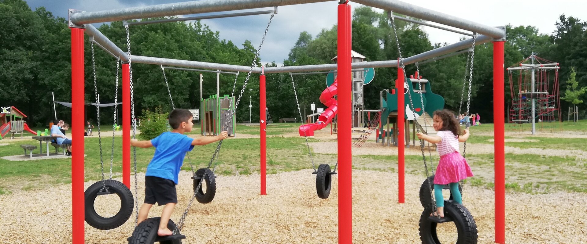 Spielgerüst mit zwei Kindern auf dem Drachenspielplatz in Bad Bodenteich