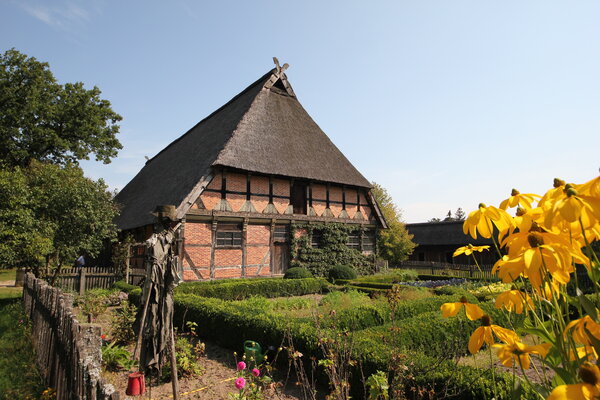 Brümmerhof - Hallenhaus in Fachwerkbauweise mit vorgelagertem, blühenden Bauerngarten im Museumsdorf Hösseringen